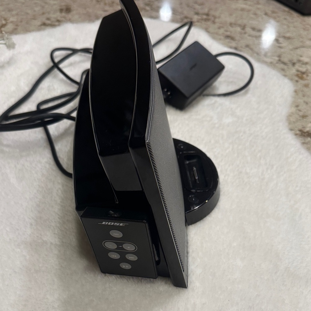 Bose sound dock system with power cord and remote